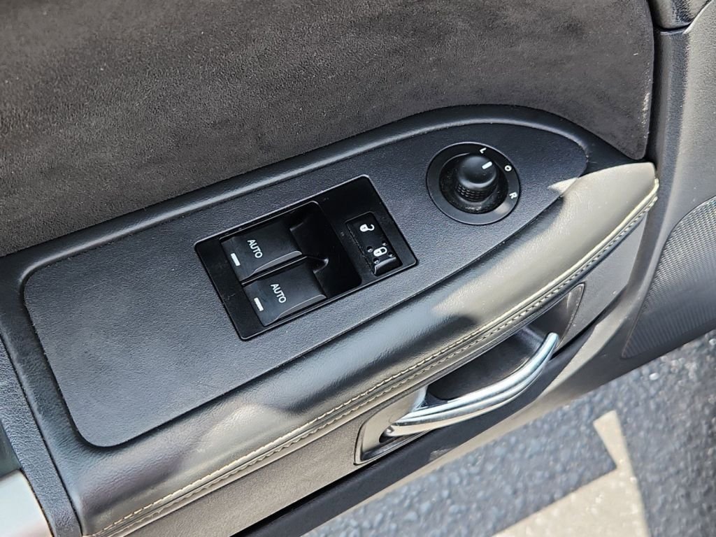 2012-Dodge-Challenger_187021-11