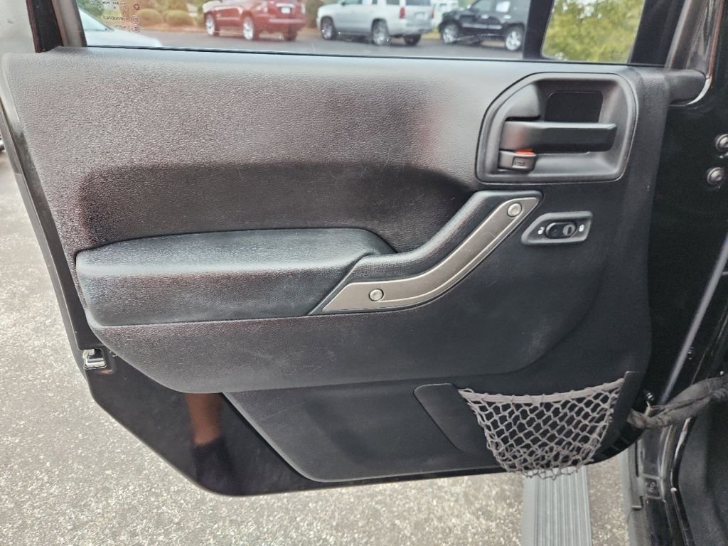 2015-Jeep-Wrangler_556174-11