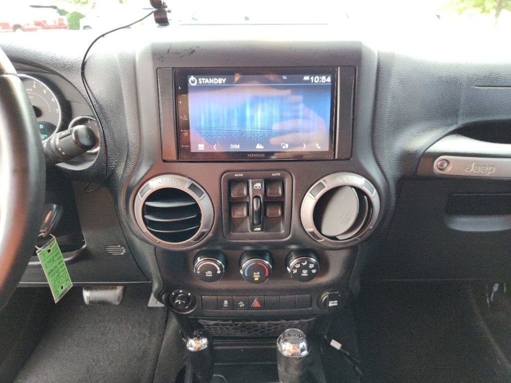 2015-Jeep-Wrangler_556174-18