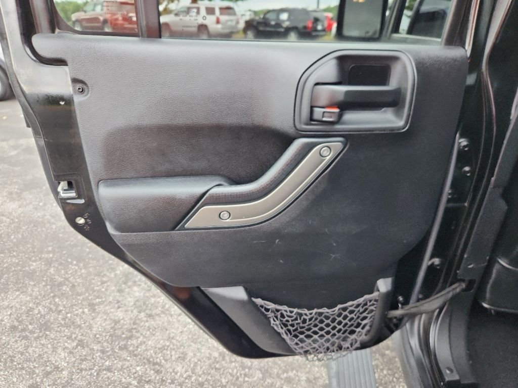 2015-Jeep-Wrangler_556174-23